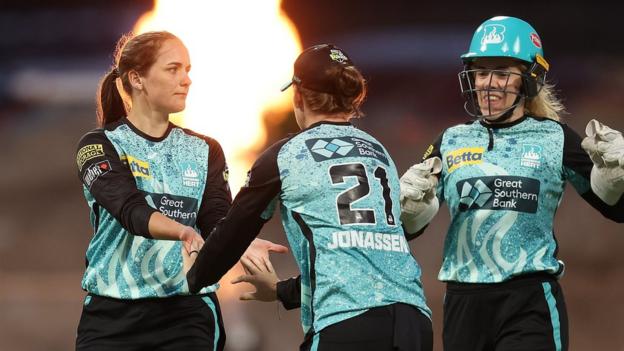 Brisbane Heat's Amelia Kerr (left) celebrates with team-mates Jess Jonassen (centre) and Georgia Redmayne (right)