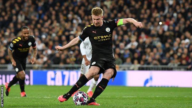 Kevin de Bruyne scores the penalty