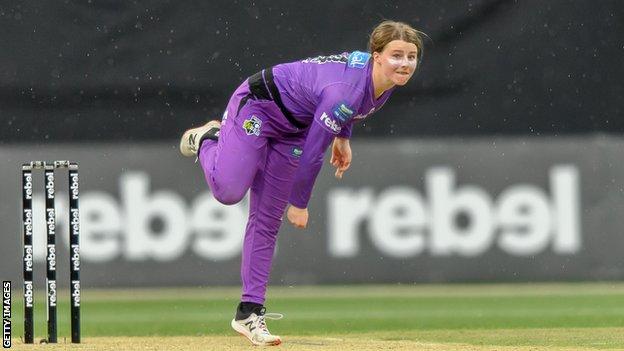 Hobart Hurricanes' Amy Smith bowls