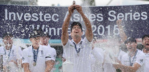 Alastair Cook celebrates winning the 2015 Ashes