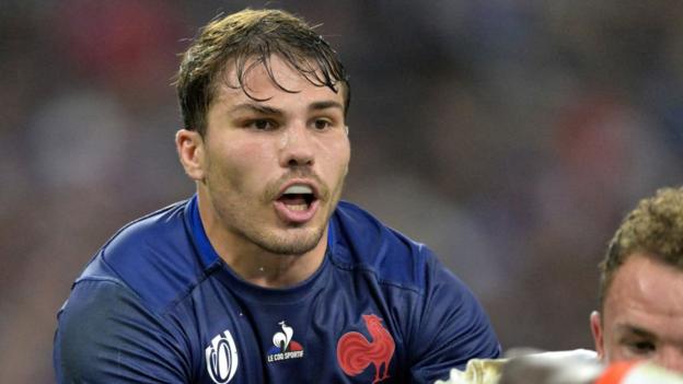 Antoine Dupont jugando para Francia