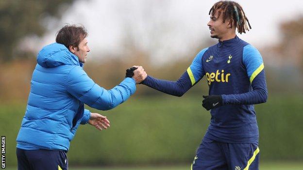 Le patron de Tottenham Antonio Conte avec Dele Alli