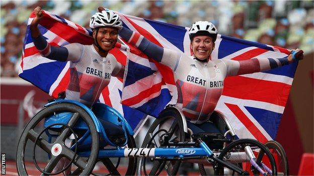 Kare Adenegan et Hannah Cockroft brandissent des drapeaux britanniques