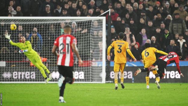 Cameron Archer scores for Sheffield United against Wolves