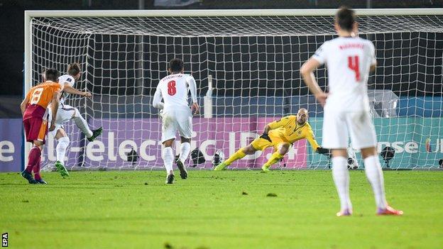 Harry Kane inscrivant un penalty contre Saint-Marin