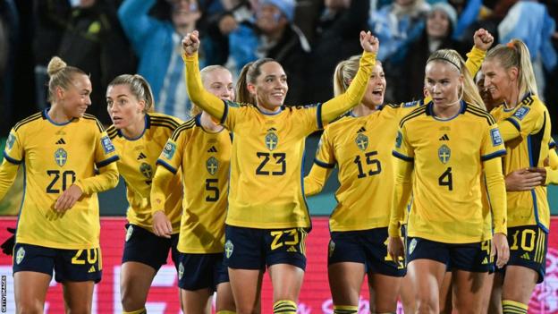 Sweden players observe  the extremity   scored by Rebecka Blomqvist (number 15) against Argentina