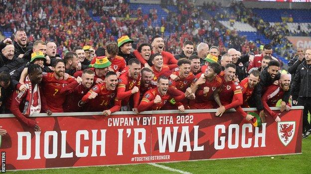Wales players celebrate after qualifying for the World Cup