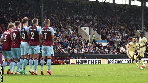 Martin Odegaard, free-kick, Burnley, Arsenal