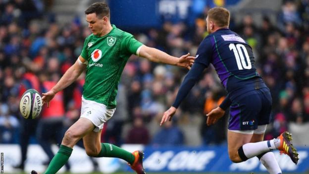 Johnny Sexton in actie tegen Finn Russell