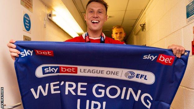 Cauley Woodrow: Barnsley striker extends contract to 2022 ...