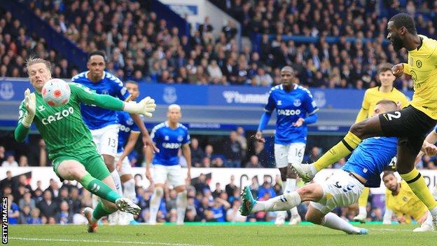 Il portiere dell'Everton Jordan Pickford salva un tiro di Antonio Rudiger del Chelsea
