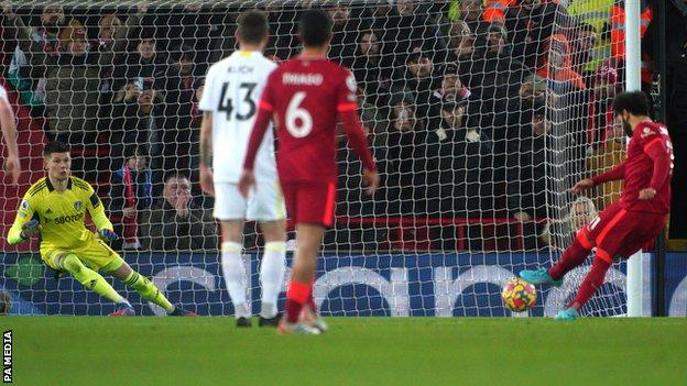 Mohamed Salah marcó desde el punto de penalti del Liverpool ante el Leeds United