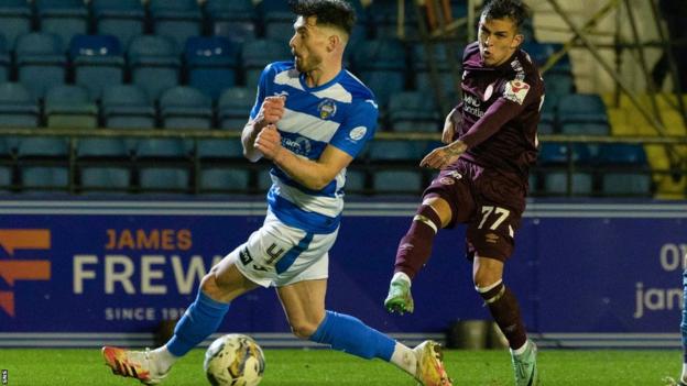 Hearts' Kenneth Vargas (right) scores