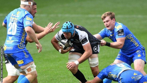 Justin Tipuric of Ospreys is tackled by Ben Fry and Nick Tompkins of Dragons