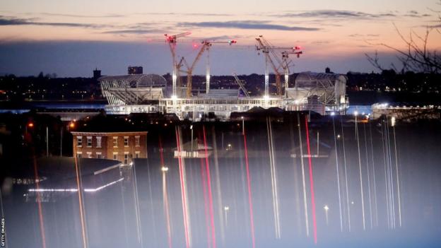 Travaux de construction du nouveau stade d'Everton à Bramley Moore Dock