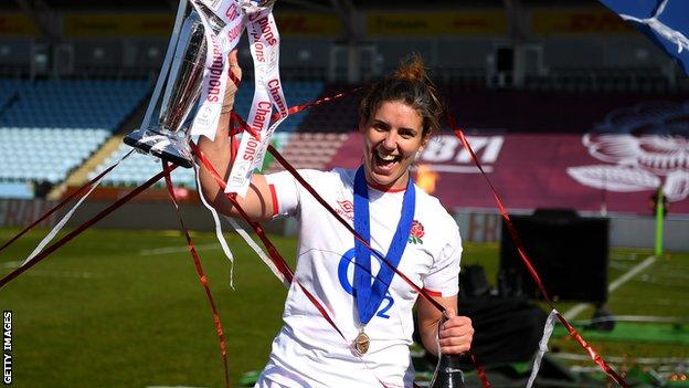 La capitaine de rugby de l'Angleterre, Sarah Hunter, célèbre en brandissant le trophée des Six Nations féminin 2021