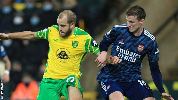 Pukki battles for the ball with Arsenal's Rob Holding