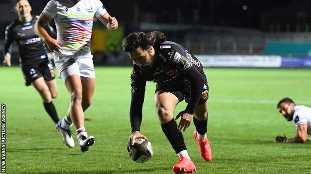 Jordan Williams scores the opening try against Zebre