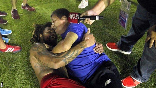 Roman Torres scored the late goal that sealed Panama's World Cup spot, and celebrated with his manager Hernan Dario Gomez