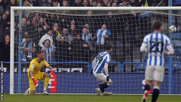 [Image: _122727786_cdf_150122_huddersfield_v_swansea_12.jpg]