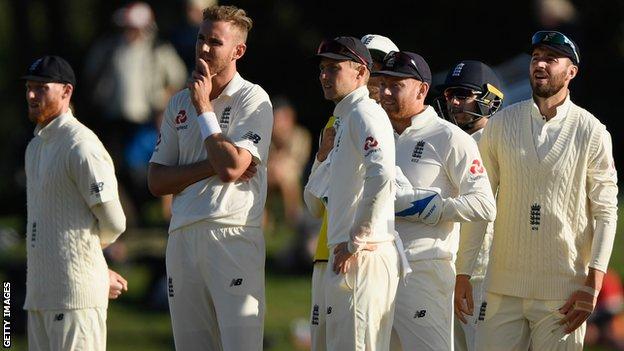 Stuart Broad (deuxième à gauche) et l'Angleterre regardent une critique sur grand écran