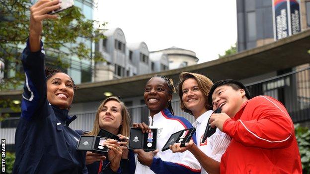 Queen Harrison of the USA takes a selfie with Ninon Guillon-Romarin of France, Lorraine Ugen of Great Britain, Anna Jagaciak-Michalska of Poland and Gong Lijao of China