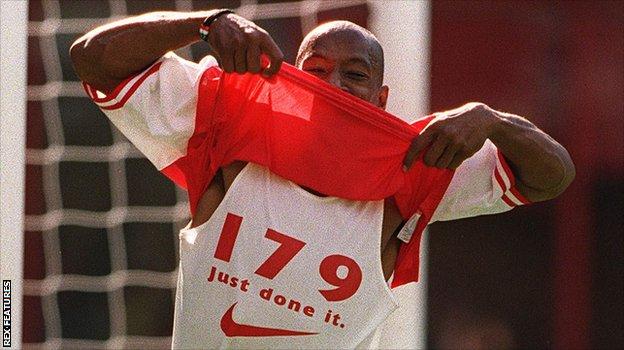 My Perfect Day Ian Wright On The 21st Anniversary Of The Day He Broke Arsenal S Goalscoring Record Bbc Sport