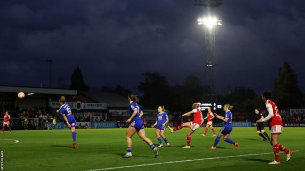 Frida Maanum scores for Arsenal against Leicester