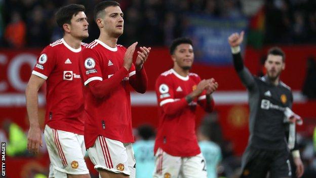 Manchester United players react after their 1-1 draw with Leicester