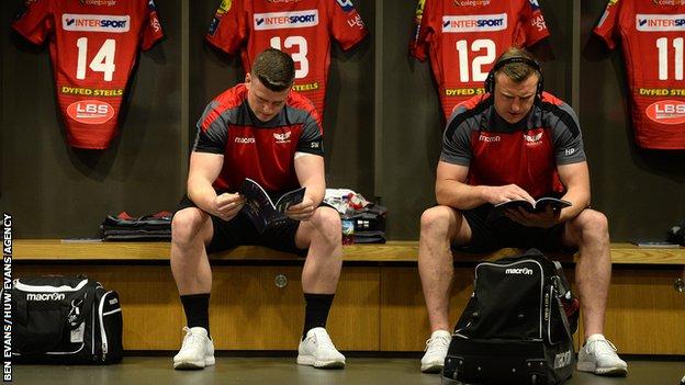 European Rugby Champions Cup Semi Final - Scott Williams and Hadleigh Parkes in the dressing room before kick off