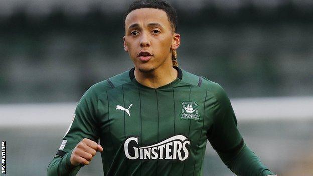 Romoney Crichlow: Bradford City sign Huddersfield Town defender on season-long loan - BBC Sport