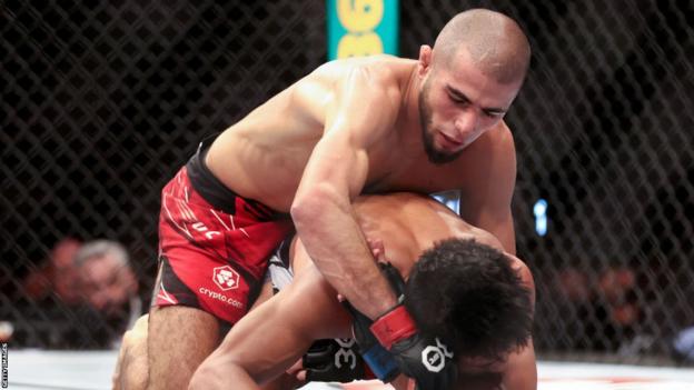 Muhammad Mokaev pelea con Jafel Filo