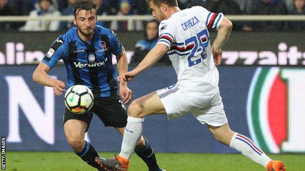 Bryan Cristante of Atalanta competes for the ball with Leonardo Capezzi of Sampdoria