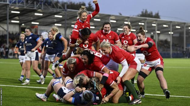Wales celebrate Ffion Lewis try