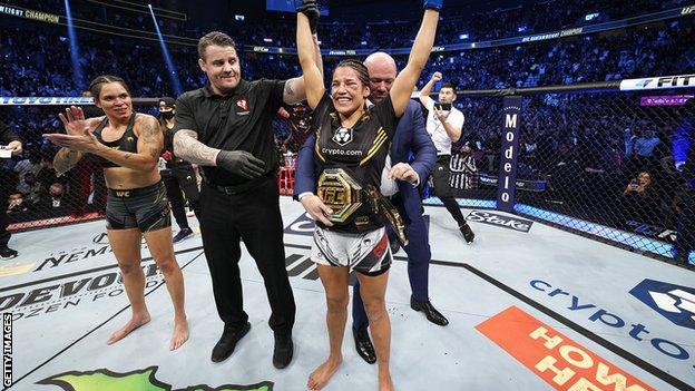 Amanda Nunes (à esquerda) está invicta desde 2014 antes de sua derrota para Giuliana Pena (à direita)