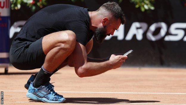 Benoit Bayer posa per un marcatore di palla all'Italia Open