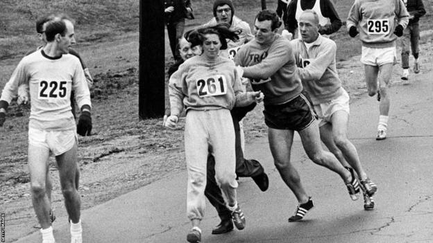 Kathrine Switzer resists an effort  to prehend  her contention    number