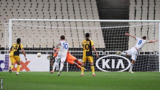 Aek Athens 1 2 Leicester Jamie Vardy Becomes Foxes Oldest European Goalscorer Bbc Sport