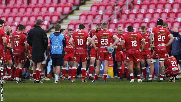 Scarlets squad after the 57-14 home defeat to Sale in the Heineken Champions Cup