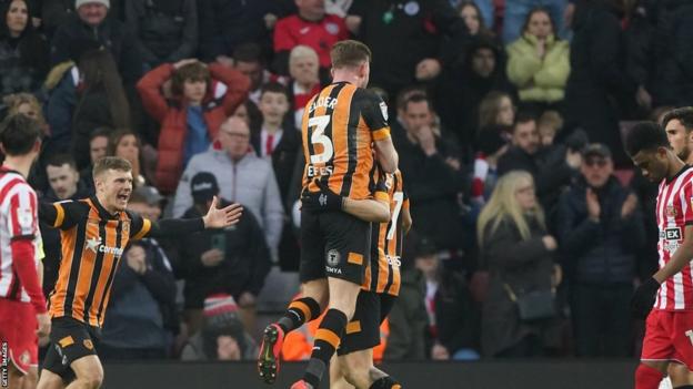 Ozan Tufan scores for Hull