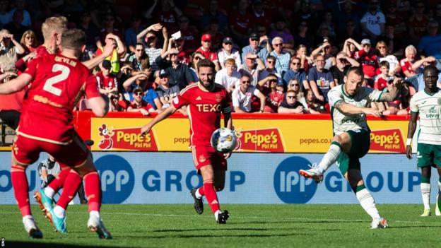 Adam Le Fondre scores for Hibernian against Aberdeen