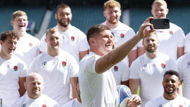 Owen Farrell takes a selfie of the England squad