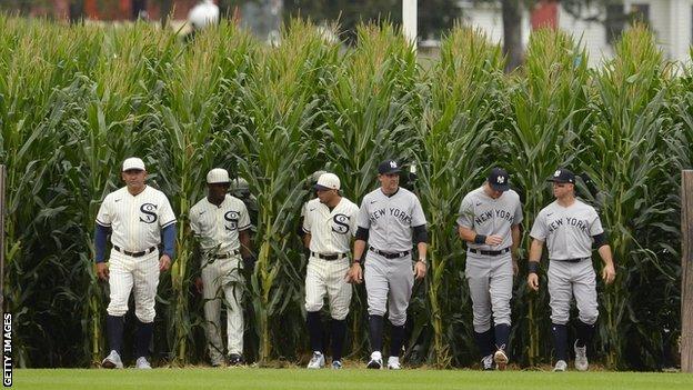 Kevin Costner leads Yankees and White Sox from cornfield onto the Field of  Dreams