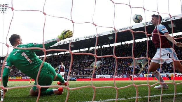 Sergio Aguero scores