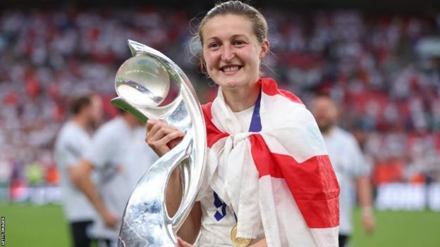 Ellen White with the Euro 2022 trophy