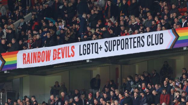 Pancarta del club de seguidores LGBTQ+ de los Rainbow Devils en Old Trafford