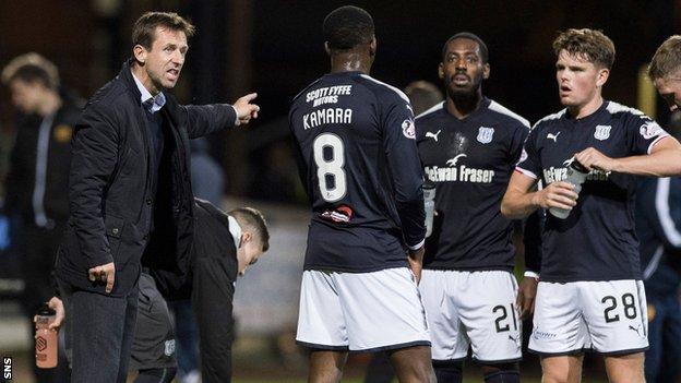 Neil McCann speaks to his Dundee players
