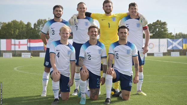 La selección de Inglaterra con parálisis cerebral posa para una foto de equipo en la Eurocopa de 2023