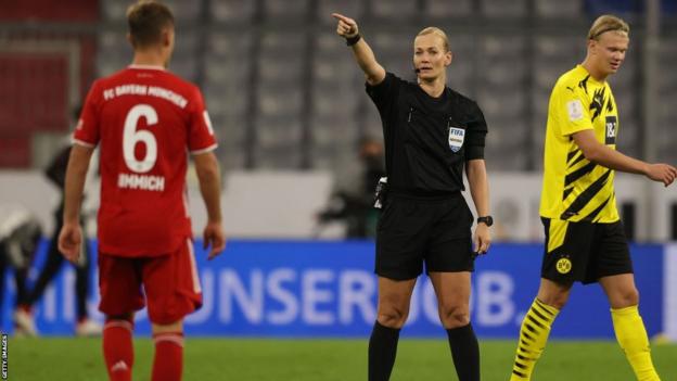 Bibiana Steinhaus-Webb refereering Bayern Munich against Borussia Dortmund
