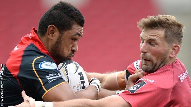Taulupe Faletau (left) takes on John Barclay